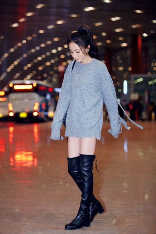 杨幂机场最新街拍穿搭 大衣搭配过膝靴美出新高度