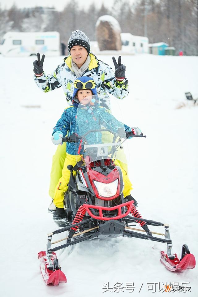 《爸爸4》乘摩托疯狂滑雪 阿拉蕾成冰镇萌娃