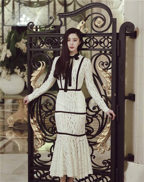 范冰冰冬日写真图片 蓝白格纹大衣搭配镂空裙显暖意