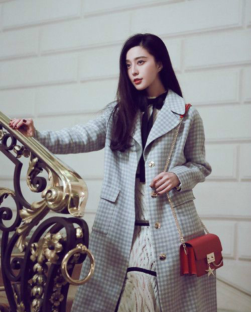 范冰冰冬日写真图片 蓝白格纹大衣搭配镂空裙显暖意