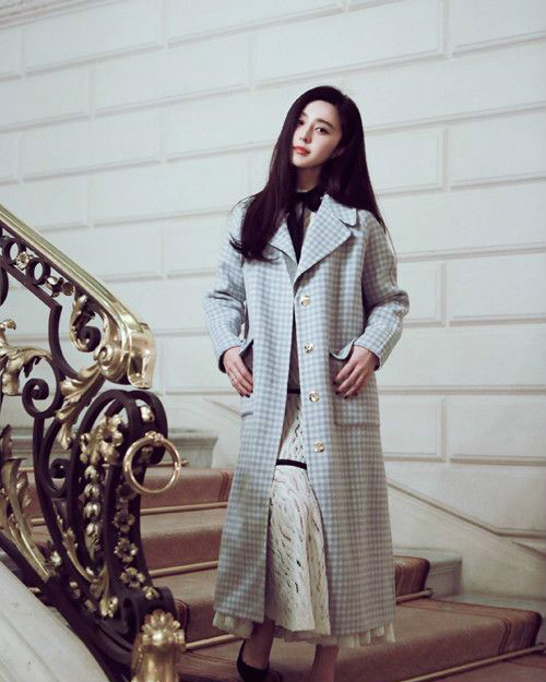范冰冰冬日写真图片 蓝白格纹大衣搭配镂空裙显暖意